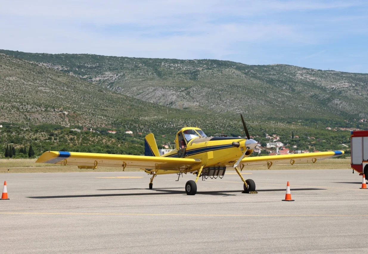 MOSTAR, 4. juna (FENA) - Delegacija Vlade FBiH predvoД'ena premijerom Nerminom NikЕЎiД‡em posjetila je u srijedu ZraДЌnu luku Mostar u kojoj je od 1. juna stacioniran Air Tractor namijenjen za zraДЌno patroliranje, poДЌetno otkrivanje i gaЕЎenje poЕѕara iz zraka na podruДЌju Hercegovine.(Foto FENA(Branka Soldo)/Branka Soldo