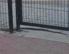 Zmija ispred područne škole "Vuk Stefanović Karadžić" u banjalučkom naselju Ada/Screenshot
