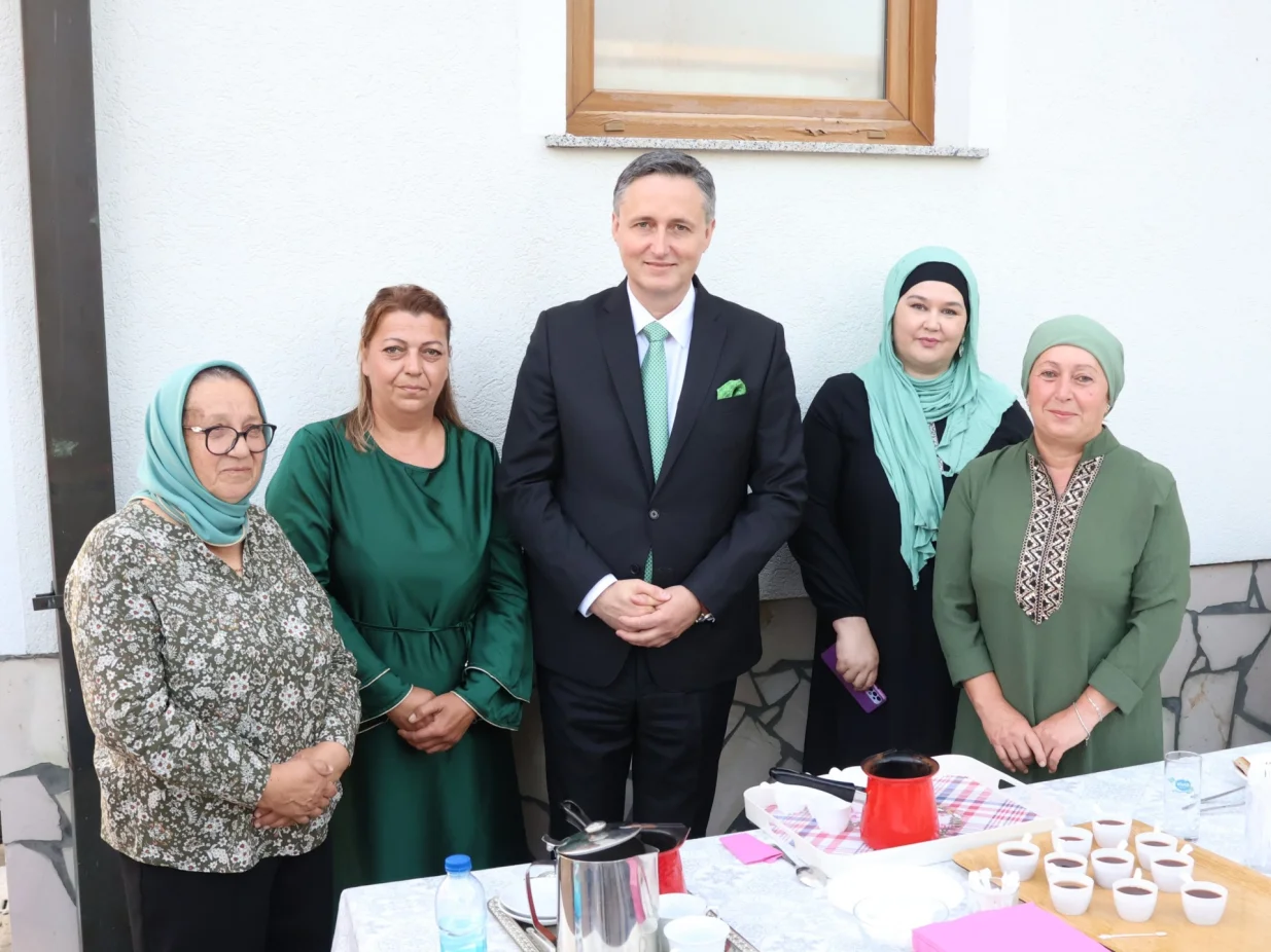Denis Bećirović klanjao bajram-namaz u Prijedoru, džamija Hambarine/