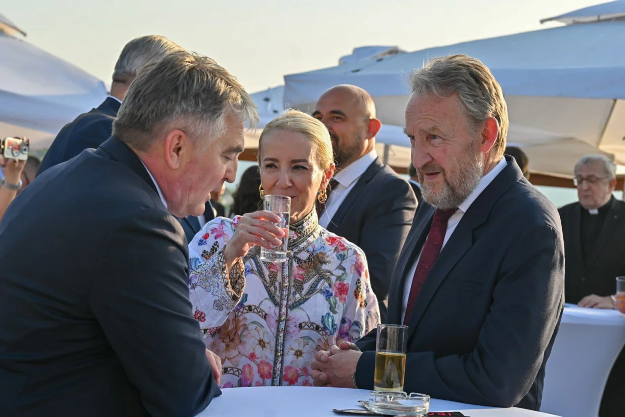 Reisu-l-ulema Islamske zajednice u BiH Husein ef. Kavazović upriličio je večeras tradicionalni bajramski prijem u zgradi Rijaseta u sarajevskom naselju Kovači/Harun Muminović