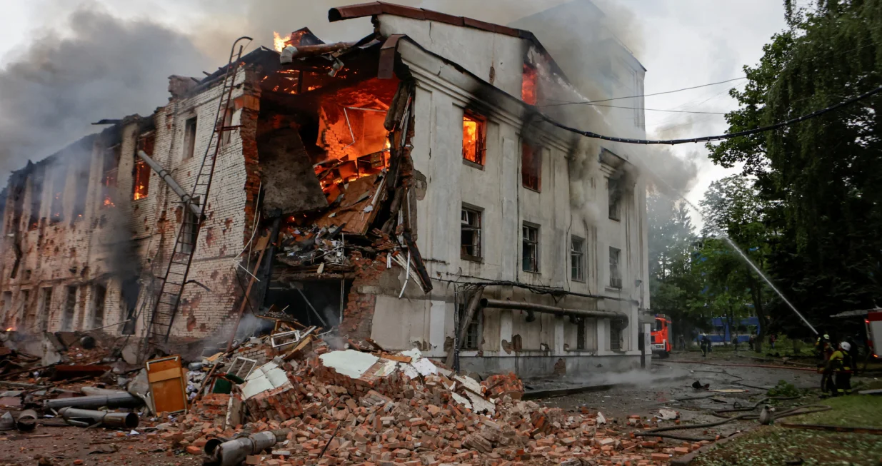 Firefighters work at the site of a building hit by a Russian drone strike, amid Russia's attack on Ukraine, in Kharkiv, Ukraine June 7, 2025. REUTERS/Sofiia Gatilova TPX IMAGES OF THE DAY/Sofiia Gatilova