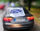 Zastava sa ljiljanima na automobilu/Web