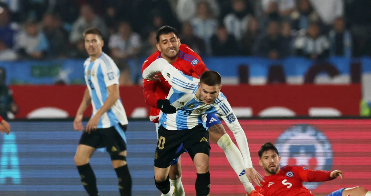 Soccer Football - World Cup - South American Qualifiers - Chile v Argentina - Estadio Nacional Julio Martinez Pradanos, Santiago, Chile - June 5, 2025 Argentina's Franco Mastantuono in action with Chile's Guillermo Maripan REUTERS/Pablo Sanhueza
