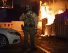 PARAMOUNTm SAD - 7. JUNI 2025.Tenzije su porasle sinoД‡ u Los Angelesu i Paramountu u saveznoj ameriДЌkoj drЕѕavi Kaliforniji, nakon ЕЎto su agenti SluЕѕbe za imigraciju i carine (ICE) i sluЕѕbenici Ministarstva domovinske sigurnosti (DHS) izvrЕЎili racije usmjerene protiv ilegalnih imigranata.Snimci pokazuju napetosti izmeД'u demonstranata i policije. (Jon Putman - Anadolu Agency)/