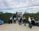 Kuća Milana Miličevića, predsjednik SDS-a, gradonačelnik Teslića, MUP RS ispred kuće, akcija blok, hapšenje, Teslić, SDS-ovci ispred kuće/Goran Dakić