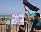 ASHDOD, IZRAEL - 9. JUNI 2025.Grupa izraelskih i stranih aktivista okupila se u izraelskoj luci Ashdod, ​​gdje se očekivalo da će brod "Madleen", koji pripada Koaliciji flotila slobode (FFC), pristati nakon što su ga izraelske snage presrele i spriječile i u plovidbi ka Gazi.Aktivisti su nosili palestinske zastave, a zahtijevaju okončanje izraelskih napada i blokade Gaze. (Saeed Qaq - Anadolu Agency)/
