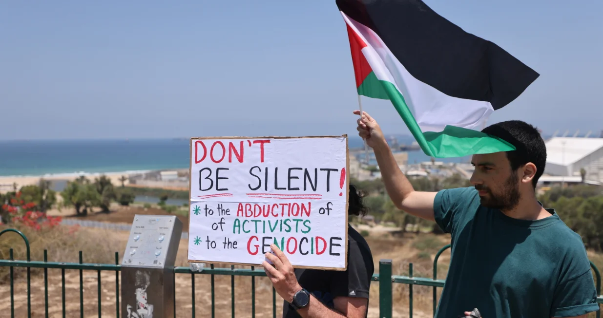 ASHDOD, IZRAEL - 9. JUNI 2025.Grupa izraelskih i stranih aktivista okupila se u izraelskoj luci Ashdod, gdje se očekivalo da će brod "Madleen", koji pripada Koaliciji flotila slobode (FFC), pristati nakon što su ga izraelske snage presrele i spriječile i u plovidbi ka Gazi.Aktivisti su nosili palestinske zastave, a zahtijevaju okončanje izraelskih napada i blokade Gaze. (Saeed Qaq - Anadolu Agency)/