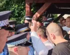 Naguravanje ispred kuće Miličevića, građani i članovi SDS-a pokušavaju ući – stigla i žandarmerija/Screenshot