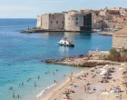 07.10.2024., Plaza Banje, Dubrovnik - Uz velike guzve unutar stare gradske jezgre poprilican broj ljudi jos se kupa u moru.PHOTO: Grgo Jelavic/PIXSELL Photo: Grgo Jelavic/PIXSELL/Grgo Jelavic/pixsell