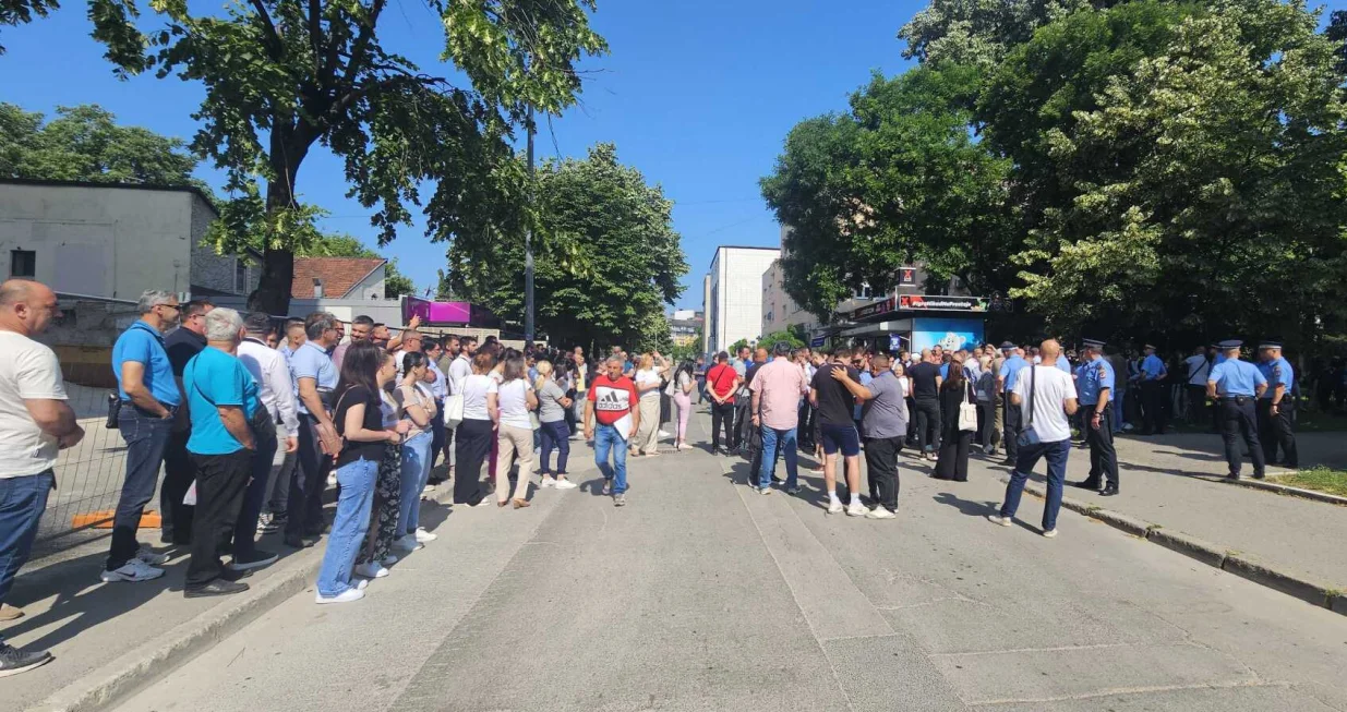 Počelo je okupljanje članova i simpatizera Srpske demokratske stranke (SDS) ispred zgrade Republičkog javnog tužilaštva u Banjoj Luci, kako bi iskazali podršku predsjedniku stranke Milanu Miličeviću/Goran Dakić
