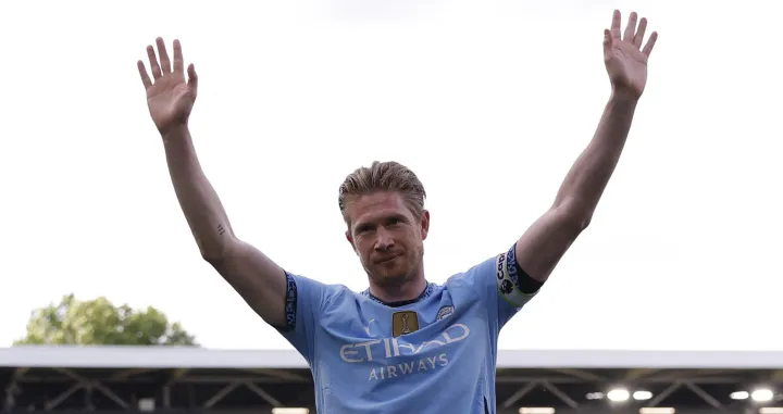Soccer Football - Premier League - Fulham v Manchester City - Craven Cottage, London, Britain - May 25, 2025 Manchester City's Kevin De Bruyne celebrates after playing his last Premier League match for Manchester City Action Images via Reuters/Andrew Couldridge EDITORIAL USE ONLY. NO USE WITH UNAUTHORIZED AUDIO, VIDEO, DATA, FIXTURE LISTS, CLUB/LEAGUE LOGOS OR 'LIVE' SERVICES. ONLINE IN-MATCH USE LIMITED TO 120 IMAGES, NO VIDEO EMULATION. NO USE IN BETTING, GAMES OR SINGLE CLUB/LEAGUE/PLAYER PUBLICATIONS. PLEASE CONTACT YOUR ACCOUNT REPRESENTATIVE FOR FURTHER DETAILS..