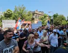 Članovi SDS-a i građani RS-a okupljeni ispred Okružnog suda u Banjoj Luci/Goran Dakić