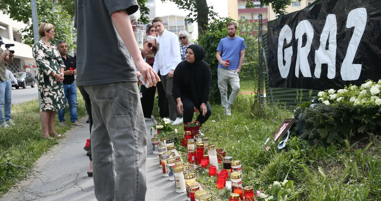 GRAZ (AA) - U srijedu je širom Austrije održana nacionalna minuta šutnje, tačno u vrijeme smrtonosnog napada u srednjoj školi u gradu Grazu.U pucnjavi u školi u austrijskom gradu Grazu u utorak je poginulo 11 osoba, uključujući sedam učenika, jednog nastavnika i osumnjičenog napadača, prema podacima lokalne policije.Pucnjava se dogodila u školi u ulici Dreierschutzengasse oko 10 sati po lokalnom vremenu, što je izazvalo brzu evakuaciju. Učenici su prevezeni u obližnju Helmut-List-Halle, gdje su im pomoć pružili psiholozi hitne pomoći i osoblje Crvenog križa. (Aşkın Kıyağan - Anadolu Agency)/
