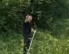 Nenad Nešić kosi travu nakon izlaska na slobodu/Prtsc
