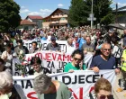 Prijedor, BiH - 31. maj 2025: Polaganjem ruža sa imenima ubijene djece u Prijedoru, na glavnom trgu, nakon organizovane mirne šetnje glavnom ulicom u pješačkoj zoni i okupljanja u Ulici Ahmeta Babića, na mjestu gdje bi trebalo da bude podignut spomenik za ubijenu prijedorsku djecu, danas je obilježen Dan bijelih traka. (Miodrag Lakić - Anadolu Agency)/