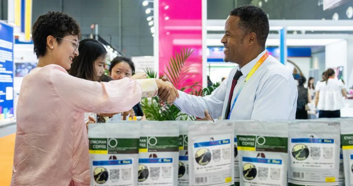 (250614) -- BEIJING, June 14, 2025 (Xinhua) -- An exhibitor (R) shakes hands with a visitor during the fourth China-Africa Economic and Trade Expo at Changsha International Convention and Exhibition Center in Changsha, central China's Hunan Province, June 13, 2025. (Xinhua/Chen Sihan)/Chen Sihan