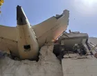 ISTANBUL (AA) - Vjeruje se da su poginuli svi putnici - njih 242 u avionu Air India, koji je u ДЌetvrtak pao u zapadnoj Indiji, a koji je letio za Veliku Britaniju, objavio je News18.Najmanje petero studenata je takoД'er poginulo, a nekoliko ih je povrijeД'eno kada je avion Air Indie pri padu udario u studentski dom medicinskog fakulteta u zapadnoj drЕѕavi Gujarat.Policija Ahmedabada potvrdila je da je 25 ljudi povrijeД'eno na zemlji. (Central Industrial Security Force - Anadolu Agency)/