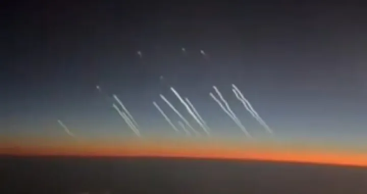 Iranske rakete, snimak iz aviona koji ide prema Dubaiju/Prtsc