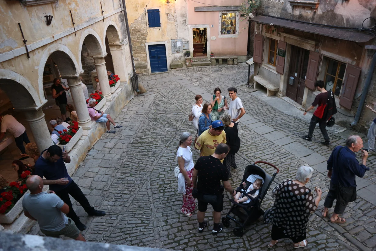 Čekajući na ulaz/