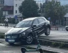 Automobil "visi" preko ivice parkinga/Viber//