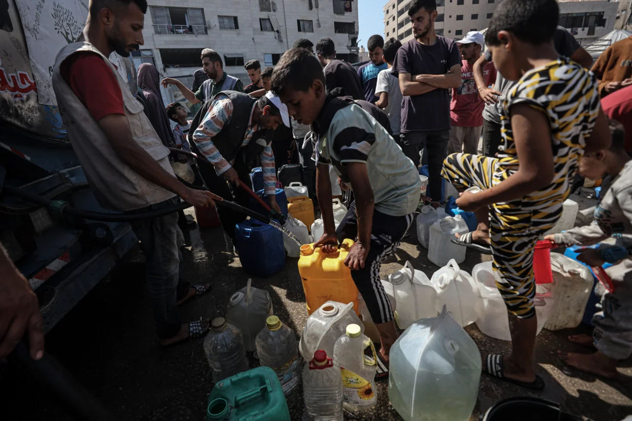 GAZA (AA) - Kriza s nestašicom vode nastavlja se pogoršavati u Pojasu Gaze, koji je i dalje pod izraelskom blokadom i kontinuiranim napadima.Cisterne dolaze u kamp u gradu Gaza i distribuira vodu raseljenim Palestincima.Palestinci u Gazi, čija je infrastruktura teško oštećena kao rezultat izraelskih napada, imaju poteškoća s pristupom vodi za piće. Većina stanovništva suočava se s ozbiljnom nestašicom vode zbog uništavanja bunara i rezervoara za vodu.Stalna nestašica vode otežava svakodnevni život stanovnicima, dodatno pogoršavajući humanitarnu krizu u regiji. (Abdalhkem Abu Riash - Anadolu Agency)/