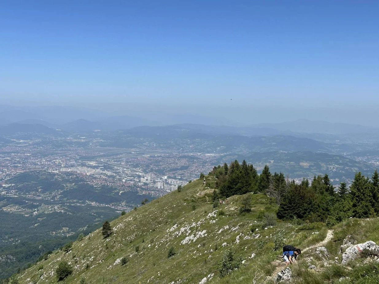 Trebević, vremenska prognoza, sunčan danPogled sa grebena na Sarajevo/