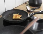Ogrebana teflonska tava može ispustiti štetne tvari/Free Pik