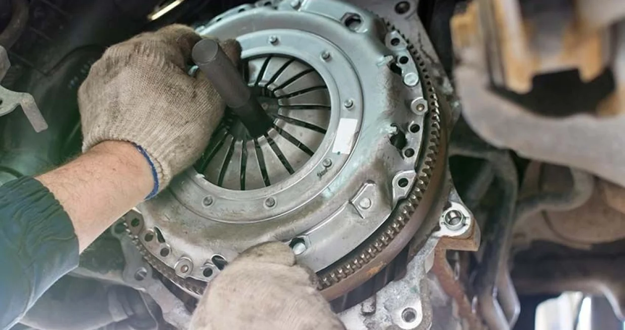 kvačilo, automobil, mehaničar/Mr Clutch Autocentres