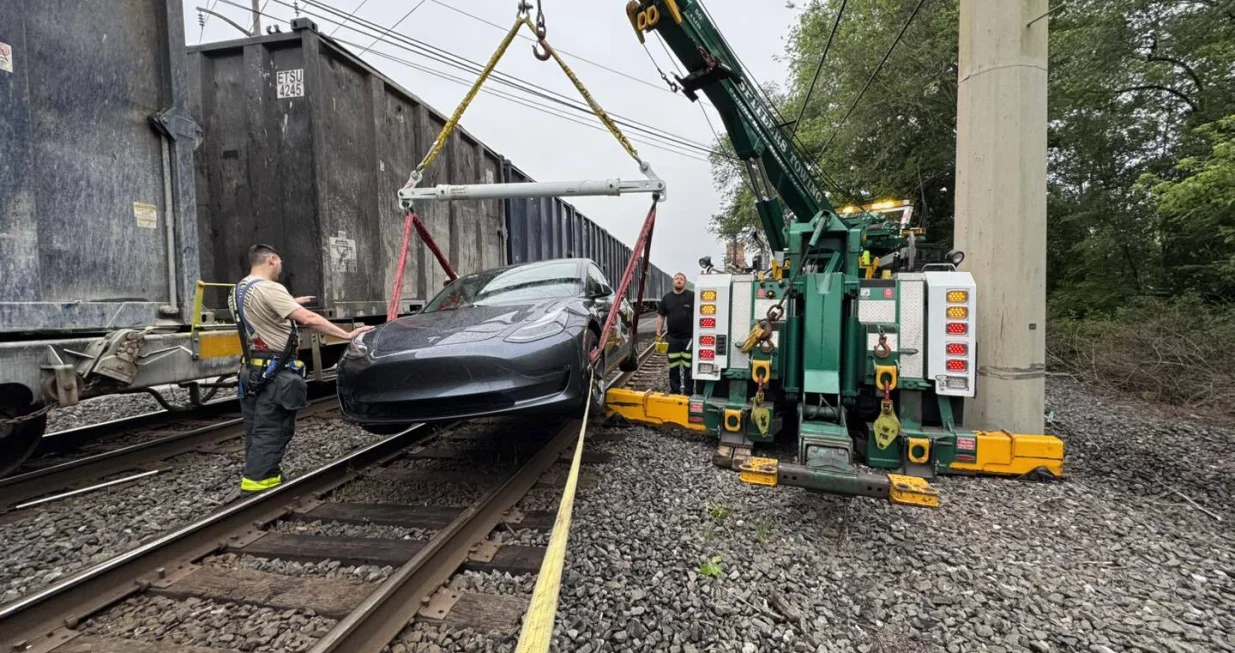 tesla na šinama/Facebook Spitlers Garage & Towing