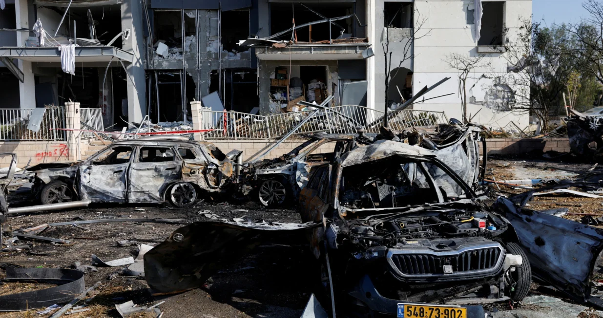 A view of burnt cars and a damaged residential building at an impact site following Iran's missile strike on Israel, in Be'er Sheva, Israel, June 20, 2025. REUTERS/Amir Cohen TPX IMAGES OF THE DAY/Amir Cohen