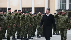 Našice, Hrvatska - 22. studenoga 2021:Vi ste prije svega Hrvatska vojska i služite obrani domovine, poručio je predsjednik Republike Hrvatske i vrhovni zapovjednik Oružanih snaga Republike Hrvatske Zoran Milanović na svečanom ispraćaju 36. hrvatskog kontingenta (HRVCON) u NATOoperaciju KFOR u Republiku Kosovo (Ured Predsjednika RH - Anadolu Agency)/