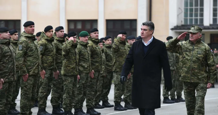 Našice, Hrvatska - 22. studenoga 2021:Vi ste prije svega Hrvatska vojska i služite obrani domovine, poručio je predsjednik Republike Hrvatske i vrhovni zapovjednik Oružanih snaga Republike Hrvatske Zoran Milanović na svečanom ispraćaju 36. hrvatskog kontingenta (HRVCON) u NATOoperaciju KFOR u Republiku Kosovo (Ured Predsjednika RH - Anadolu Agency)/