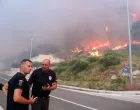  21.06.2025., Pisak - Rano jutros izbio je veliki pozar u sumi iznad magistrale. Bura otezava situaciju, a uz vatrogasce na terenu, u gasenju pozara sudjeluju i mjestani. Kako nesluzbeno doznaje Dalmacija Danas, u tijeku je evakuacija gradjana i turista. Photo:/Ivo Cagalj/pixsell