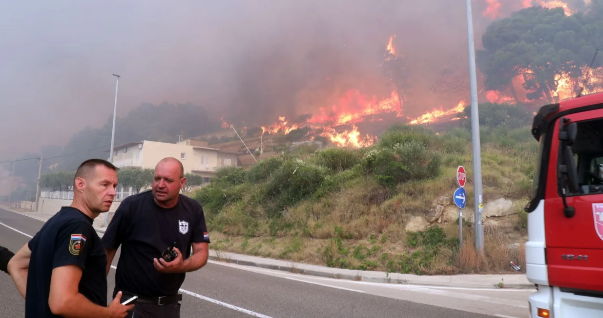 21.06.2025., Pisak - Rano jutros izbio je veliki pozar u sumi iznad magistrale. Bura otezava situaciju, a uz vatrogasce na terenu, u gasenju pozara sudjeluju i mjestani. Kako nesluzbeno doznaje Dalmacija Danas, u tijeku je evakuacija gradjana i turista. Photo:/Ivo Cagalj/pixsell