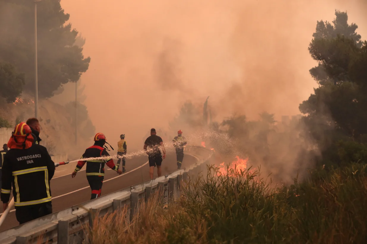 21.06.2025., Pisak - Rano jutros izbio je veliki pozar u sumi iznad magistrale. Bura otezava situaciju, a uz vatrogasce na terenu, u gasenju pozara sudjeluju i mjestani. Kako nesluzbeno doznaje Dalmacija Danas, u tijeku je evakuacija gradjana i turista. Photo: Ivo Cagalj/PIXSELL/Ivo Cagalj
