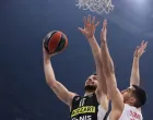 epa10355839 Partizan's Ioannis Papapetrou (L) in action against Red Star's Ognjen Dobric (R) during the Euroleague basketball match between Partizan Belgrade and Red Star Belgrade in Belgrade, Serbia, 08 December 2022. EPA/ANDREJ CUKIC