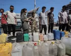 GAZA (AA) - Kriza s nestašicom vode nastavlja se pogoršavati u Pojasu Gaze, koji je i dalje pod izraelskom blokadom i kontinuiranim napadima.Cisterne dolaze u kamp u gradu Gaza i distribuira vodu raseljenim Palestincima.Palestinci u Gazi, čija je infrastruktura teško oštećena kao rezultat izraelskih napada, imaju poteškoća s pristupom vodi za piće. Većina stanovništva suočava se s ozbiljnom nestašicom vode zbog uništavanja bunara i rezervoara za vodu.Stalna nestašica vode otežava svakodnevni život stanovnicima, dodatno pogoršavajući humanitarnu krizu u regiji. (Abdalhkem Abu Riash - Anadolu Agency)/
