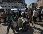 GAZA (AA) - Kriza s nestašicom vode nastavlja se pogoršavati u Pojasu Gaze, koji je i dalje pod izraelskom blokadom i kontinuiranim napadima.Cisterne dolaze u kamp u gradu Gaza i distribuira vodu raseljenim Palestincima.Palestinci u Gazi, čija je infrastruktura teško oštećena kao rezultat izraelskih napada, imaju poteškoća s pristupom vodi za piće. Većina stanovništva suočava se s ozbiljnom nestašicom vode zbog uništavanja bunara i rezervoara za vodu.Stalna nestašica vode otežava svakodnevni život stanovnicima, dodatno pogoršavajući humanitarnu krizu u regiji. (Abdalhkem Abu Riash - Anadolu Agency)/
