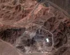 Satelitski snimci iranskog postrojenja za obogaćivanje urana Fordow prikazuju vozila, opremu za iskopavanje i dizalicu, s kontinuiranom aktivnošću u blizini kratera uzrokovanih američkim napadima prošle sedmice. Maxar Technologies/Maxar Technologies