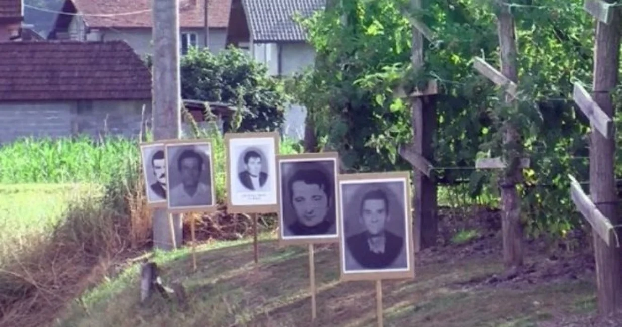 Fotografije, ubijeni Srbi, Bratunac, put prema Srebrenici/Rtrs
