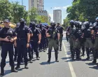 Mesto: BeogradDatum: Mon Jun 30 13:21:29 CEST 2025Dogadjaj: DRUЕ TVO - policija je neЕЎto posle podneva prekinula graД'ansku blokadu Glavne ulicu u Zemunu, graД'ani su ostali okupljeni na trotoarima, a onda je stigla i Еѕandarmerija Fotoreporter: Marko DragoslaviД‡Izvor: FoNet/