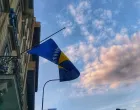 zastava na pola koplja/