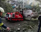 KIJEV, UKRAJINA - 17. JUNI 2025.:Najmanje 15 ljudi je poginulo, a viЕЎe od 100 je povrijeД'eno nakon ЕЎto su ruske snage tokom noД‡i izvele kombinovani napad raketama i dronovima na glavni grad Ukrajine, objavile su lokalne vlasti u utorak, 17. juna.Napadi, koji su poДЌeli uveДЌe 16. juna i nastavili se do ranih jutarnjih sati 17. juna, bili su usmjereni na viЕЎe okruga Kijeva, oЕЎtetivЕЎi stambene zgrade, ЕЎkole i kritiДЌnu infrastrukturu.Ukrajinska DrЕѕavna sluЕѕba za vanredne situacije (DSNS) objavila je da je pogoД'eno 27 lokacija ЕЎirom glavnog grada, a spasioci su uspjeЕЎno evakuisali ljude zarobljene u sruЕЎenim zgradama i ruЕЎevinama.Vlasti su pozvale stanovnike da se pridrЕѕavaju sigurnosnih ograniДЌenja dok se operacije nastavljaju. (Danylo Antoniuk - Anadolu Agency)/