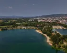 25.06.2025. Zagreb - Rekreacijsko sportski centar Jarun prostire se na 240 hektara od cega 30% otpada na vodene povrsine.Cine ga regatna staza duga 2250 m i dva jezera - Veliko i Malo, te sest otoka: Otok Univerzijade, Otok Tresnjevka, Otok Veslaca, Otok Hrvatske mladezi, Otok Divljine i Otok Ljubavi. Uz obale Jarunskih jezera uredjeno je 2500 metara sljuncanih plaza, a cijeli prostor rekreacijsko-sportskog centra povezan je kilometrima pjesackih i biciklistickih staza.Vazan visenamjenski rekreacijsko-sportski centar grada Zagreba na jugu omedjen je rijekom Savom, a s ostalih strana okruzuju ga gradska naselja Staglisce, Jarun, Vrbani i Precko. Photo: Igor Kralj/PIXSELL/Igor Kralj/pixsell