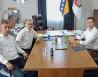 Premijer KS-a Nihad Uk, Hamdija Fejzić i direktor Ureda Vlade KS za Srebrenicu Mirza Ibrahimović, donacija za obilježavanje 30. godišnjice genocida/Vlada Ks