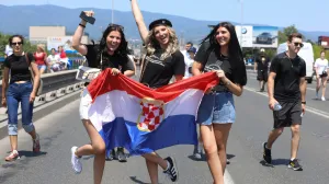 05.07.2025., Zagreb - Obozavatelji idu prema fan zoni na Bundeku gdje ce cekati ulazak u koncertni prostor na Hipodromu. Photo: Robert Anic/PIXSELL/Robert Anic/pixsell