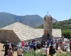 U prisustvu nekoliko stotina vjernika, u Kotezima kod Trebinja danas je svečano otvorena obnovljena džamija, koja će uz ime osnivača Muje Kotezlije, od sada nositi i naziv Hafizova džamija, prema želji novih vakifa – hafiza prof. dr. Farisa Gavrankapetanovića i njegove supruge dr. Alme Gavrankapetanović./