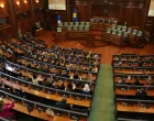 PRIŠTINA (AA) – Ni devetnaesti pokušaj da se konstituiše deveti saziv Skupštine Kosova nije uspio, jer ni danas nije postignut dogovor o formiranju komisije za tajno glasanje za predsjednika parlamenta.Većina parlamentarnih grupa u Skupštini Kosova nije podržala stvaranje ad-hoc komisije za tajno glasanje za poziciju predsjednika parlamenta, tako što nisu predložili svog člana (poslanika) za ovu komisiju, kojeg je predložila najveća stranka, Pokret Samoopredjeljenje. (Erkin Keçi - Anadolu Agency)/
