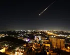 Najmanje 30 raketa lansirano je iz Irana prema nekoliko područja u Izraelu za manje od sat vremena u utorak.Izraelske procjene ukazuju na to da je 20 iranskih raketa lansirano na centralni Izrael, uključujući Jerusalem i Tel Aviv, javio je Kanal 12/Wisam Hashlamoun