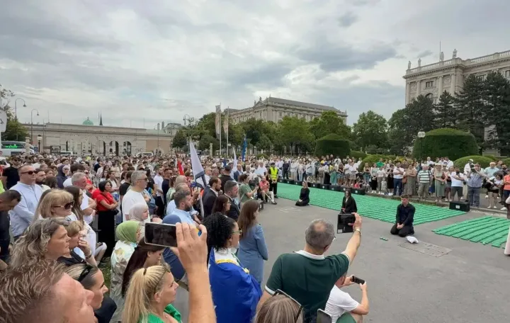 Kulturno-umjetnički performans pod nazivom "Cvijet istine i nade" u Beču (Austrija), povodom 30. godišnjice genocida u Srebrenici//
